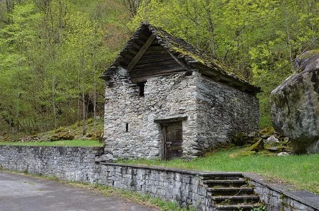 2-st.Rustico zum renovieren in der Natur mit grossem Waldgebiet /Ru...
