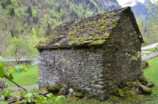 2-st.Rustico zum renovieren in der Natur mit grossem Waldgebiet /Ru...