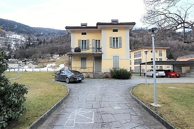 schönes 3-Familienhaus mit Garten mit Bauland / casa di tre apparta...