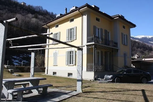 schönes 3-Familienhaus mit Garten mit Bauland / casa di tre apparta...