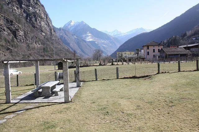 schönes 3-Familienhaus mit Garten mit Bauland / casa di tre apparta...