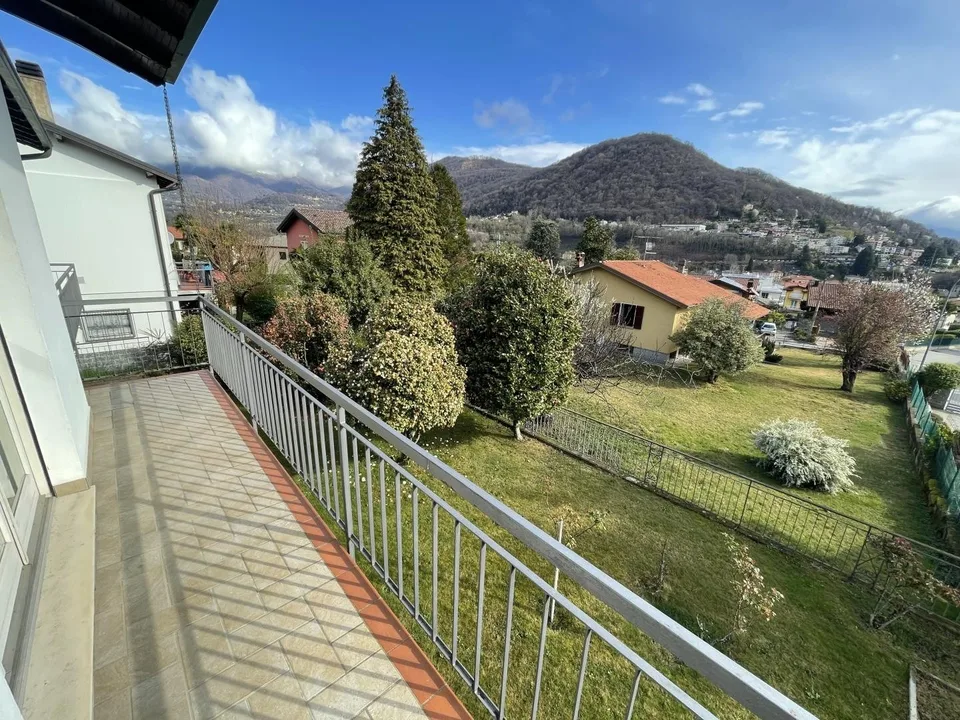 Freistehendes Einfamilienhaus mit Panoramablick und Garten/Casa fam...