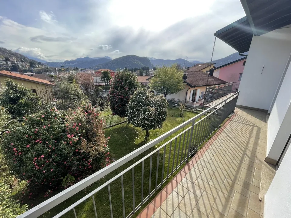 Freistehendes Einfamilienhaus mit Panoramablick und Garten/Casa fam...