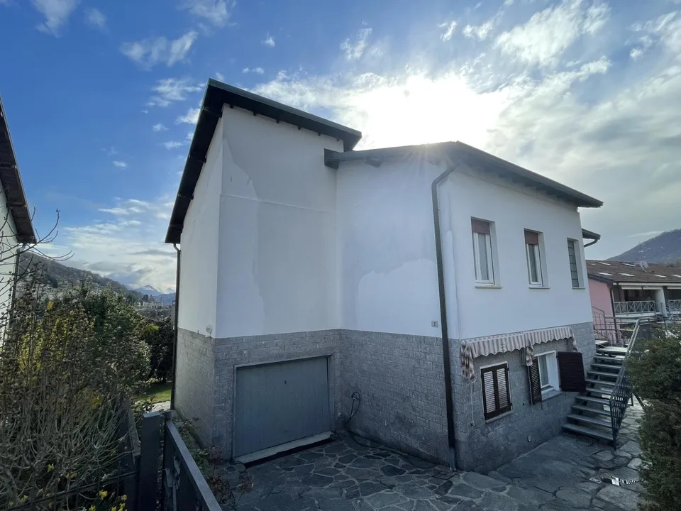 Freistehendes Einfamilienhaus mit Panoramablick und Garten/Casa fam...