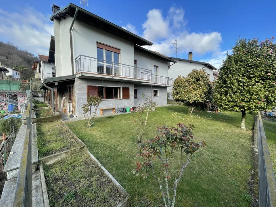 Freistehendes Einfamilienhaus mit Panoramablick und Garten/Casa fam...
