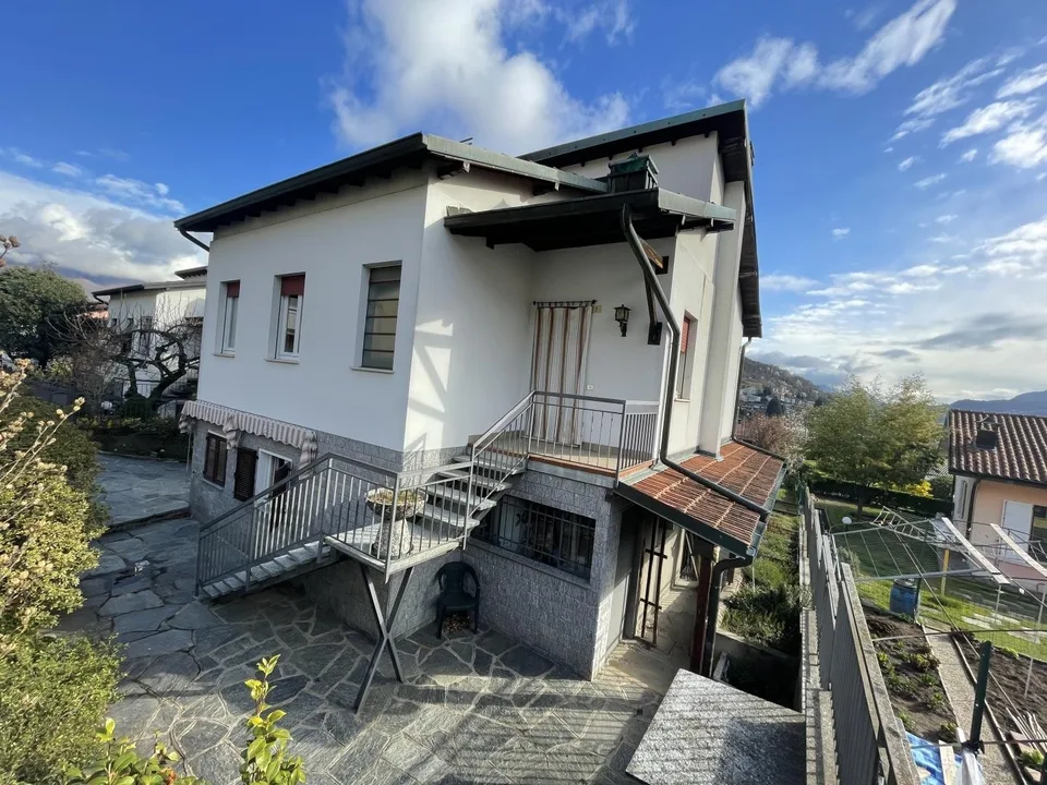 Freistehendes Einfamilienhaus mit Panoramablick und Garten/Casa fam...