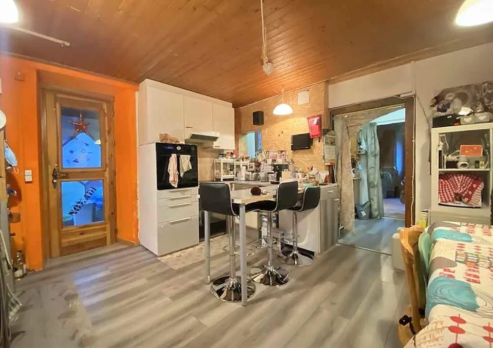 20-Zimmer-Dorfhaus mit schöner Aussicht / casa di 20 camere nel nuc...