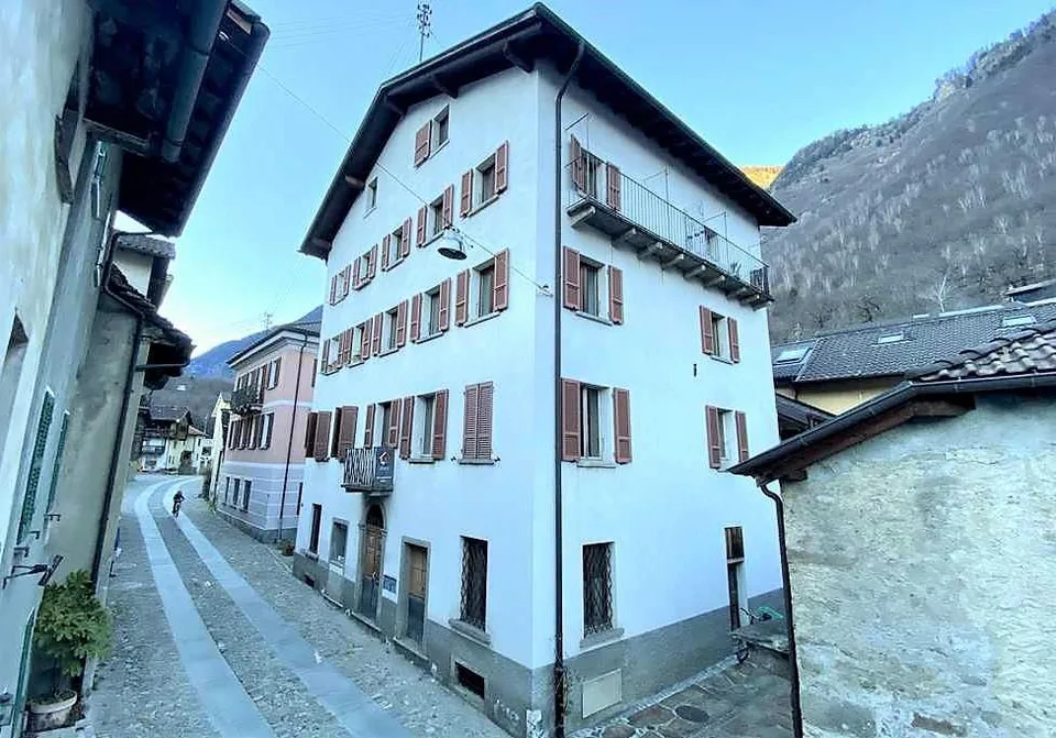 20-Zimmer-Dorfhaus mit schöner Aussicht / casa di 20 camere nel nuc...