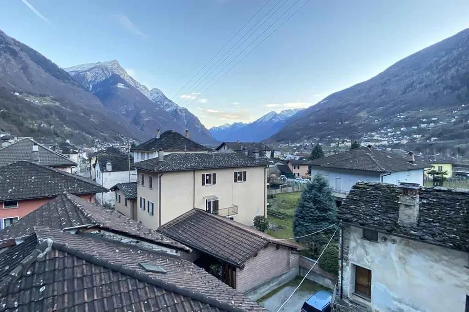 20-Zimmer-Dorfhaus mit schöner Aussicht / casa di 20 camere nel nuc...