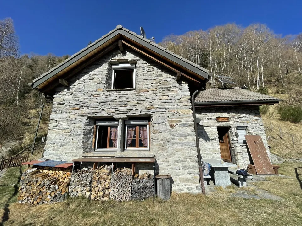 4 1/2-Zimmer-Rustico mit einem großen Grundstück von 12.000m2 in sc...