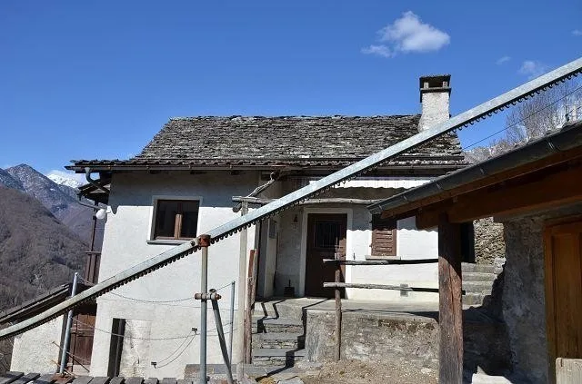 Casa bifamiliare con grande terreno immersa nella natura / 2-Famili...