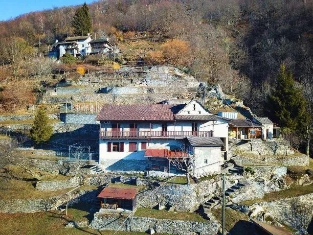 Casa bifamiliare con grande terreno immersa nella natura / 2-Famili...