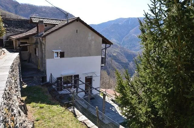 Casa bifamiliare con grande terreno immersa nella natura / 2-Famili...