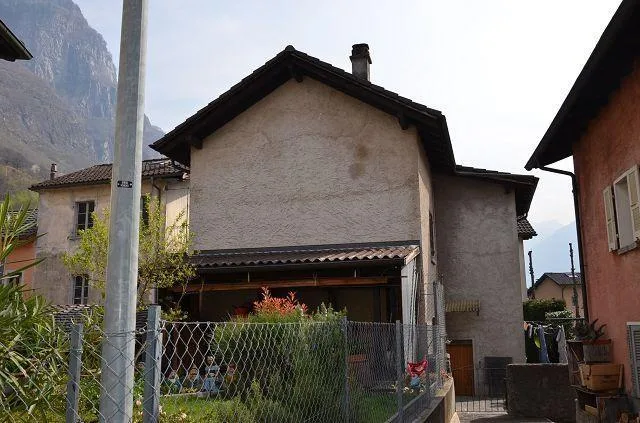 Casa unifamigliare con monolocale e rustico da ristrutturare / Einf...