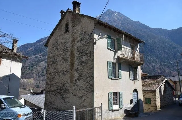 Haus mit Garten und rustikal sehr sonig, ruhig mit schöner Aussicht...