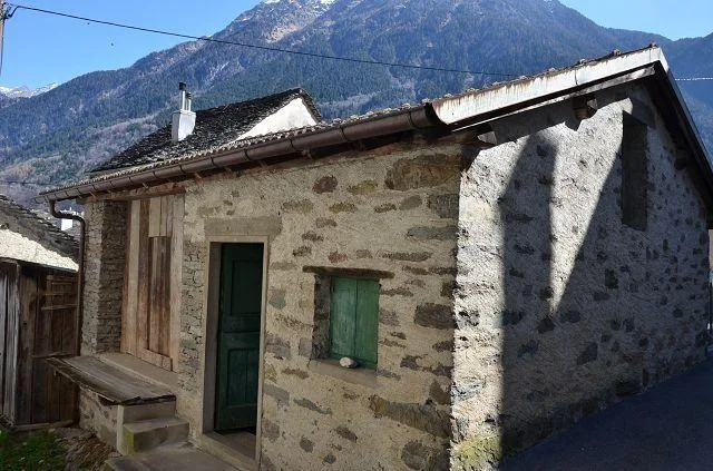 Haus mit Garten und rustikal sehr sonig, ruhig mit schöner Aussicht...