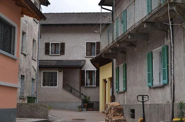 Casa unifamigliare con monolocale e rustico da ristrutturare / Einf...