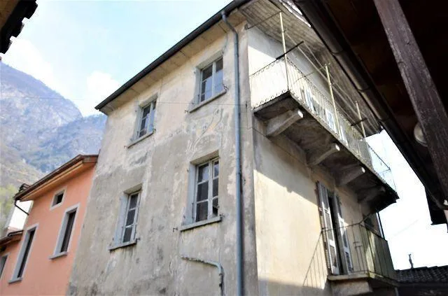 Casa unifamigliare con monolocale e rustico da ristrutturare / Einf...