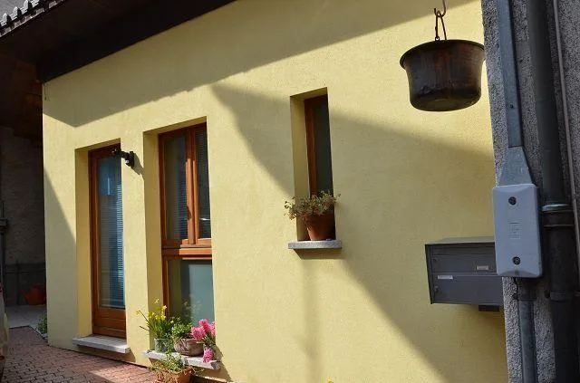 Casa unifamigliare con monolocale e rustico da ristrutturare / Einf...