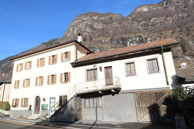 6-Familienhaus mit Garten / casa con 6 appartamenti con giardino