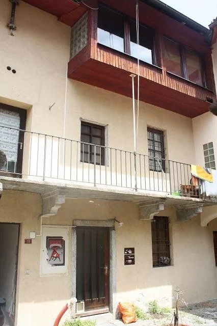 3-Familienhaus mit Nebengebäude, Stall und Wiese und Wald / casa co...