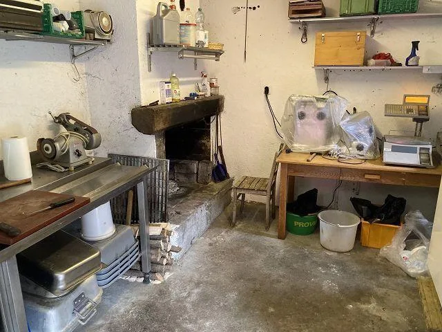 Rustikales Anwesen mit kleinem Garten, das renoviert werden muss/pr...