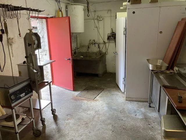 Rustikales Anwesen mit kleinem Garten, das renoviert werden muss/pr...