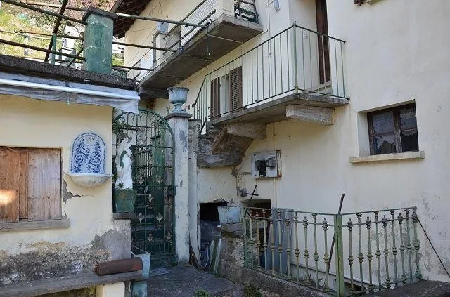 Dorfhaus mit Anbau zu renovieren und Terrasse / Grande casa e annes...