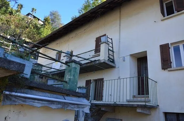 Dorfhaus mit Anbau zu renovieren und Terrasse / Grande casa e annes...