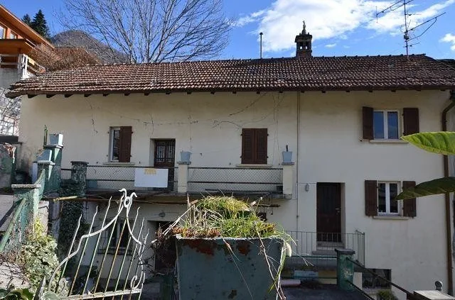 Dorfhaus mit Anbau zu renovieren und Terrasse / Grande casa e annes...