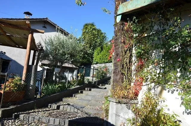 Dorfhaus mit Anbau zu renovieren und Terrasse / Grande casa e annes... – Foto 30 von 30