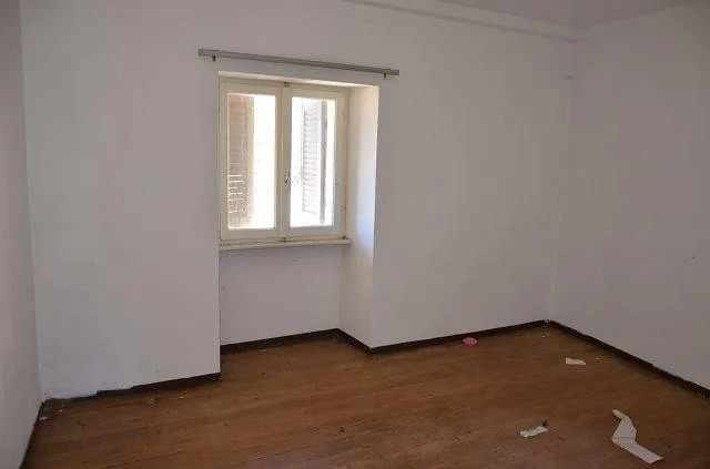 Dorfhaus mit Anbau zu renovieren und Terrasse / Grande casa e annes... – Foto 17 von 30