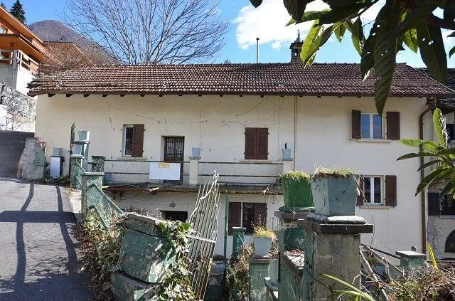 Dorfhaus mit Anbau zu renovieren und Terrasse / Grande casa e annes...