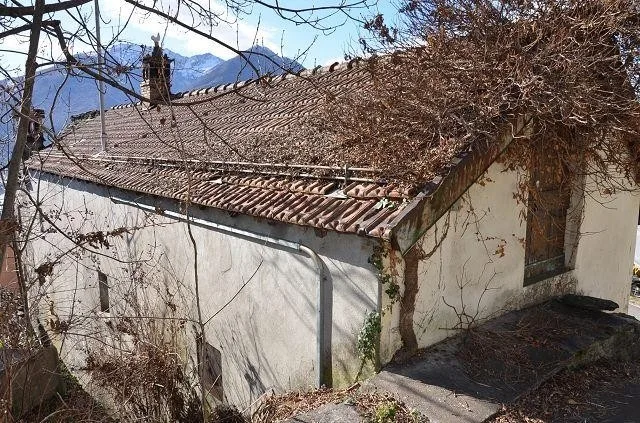 Dorfhaus mit Anbau zu renovieren und Terrasse / Grande casa e annes...