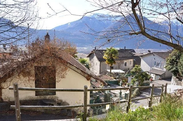 Dorfhaus mit Anbau zu renovieren und Terrasse / Grande casa e annes... – Foto 6 von 30