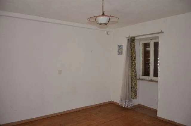Dorfhaus mit Anbau zu renovieren und Terrasse / Grande casa e annes... – Foto 23 von 30