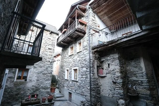4-Zimmer-Duplex Wohnung in 2 FMH / appartamento duplex di 4 1/2 loc...