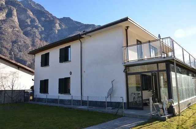 Villa bifamiliare con ampio giardino, terrazza e grande garage, sol...