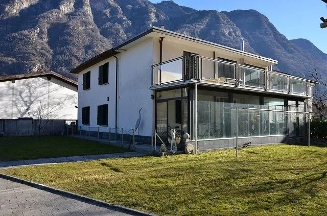 Villa bifamiliare con ampio giardino, terrazza e grande garage, sol...