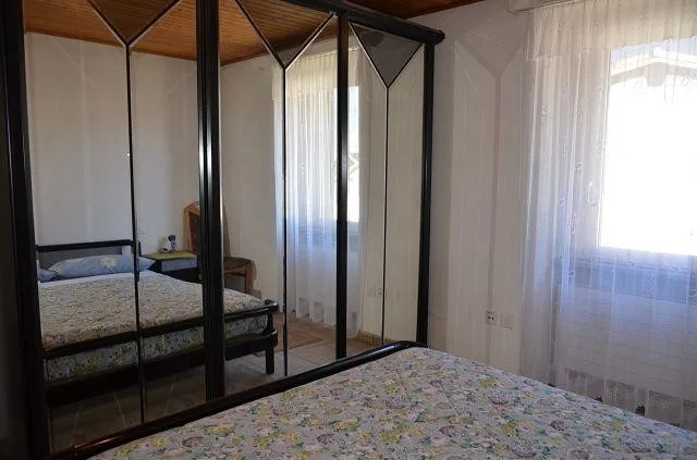 Villa bifamiliare con ampio giardino, terrazza e grande garage, sol... – Foto 16 von 30