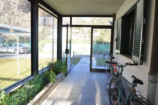 Villa bifamiliare con ampio giardino, terrazza e grande garage, sol...