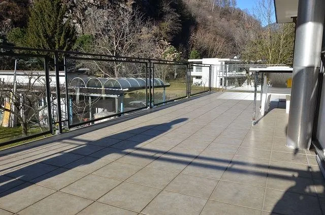Villa bifamiliare con ampio giardino, terrazza e grande garage, sol... – Foto 25 von 30