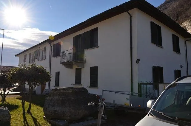 Villa bifamiliare con ampio giardino, terrazza e grande garage, sol...