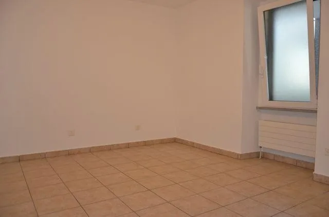 Villa bifamiliare con ampio giardino, terrazza e grande garage, sol... – Foto 12 von 30