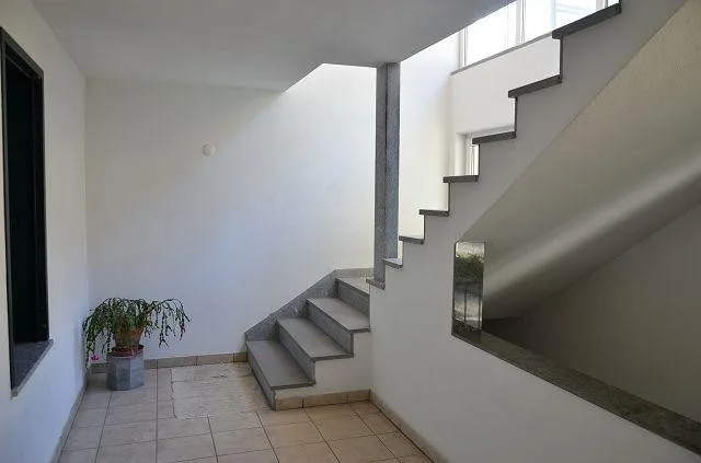 Villa bifamiliare con ampio giardino, terrazza e grande garage, sol... – Foto 7 von 30