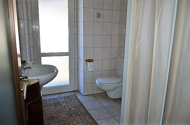 Villa bifamiliare con ampio giardino, terrazza e grande garage, sol... – Foto 29 von 30