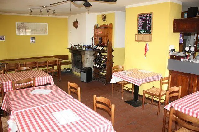 Restaurant mit Dachwohnung und 4-Zimmer-Wohnhaus / ristorante con a...