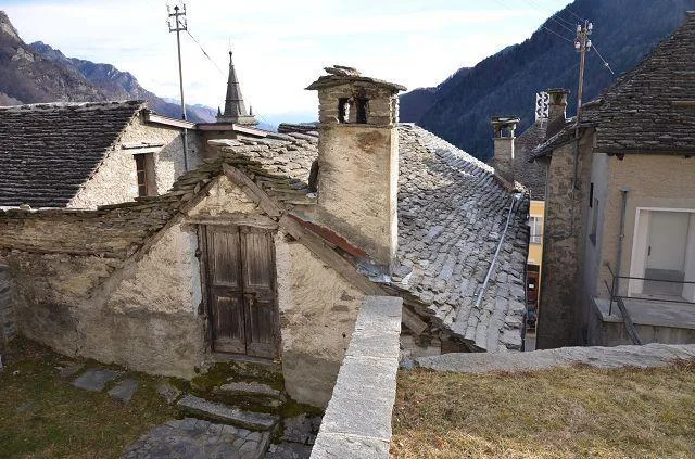 Casa grande con terrazza e annesso da ristrutturare in una posizion...