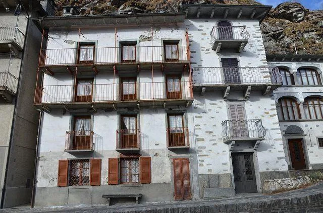 Casa grande con terrazza e annesso da ristrutturare in una posizion...