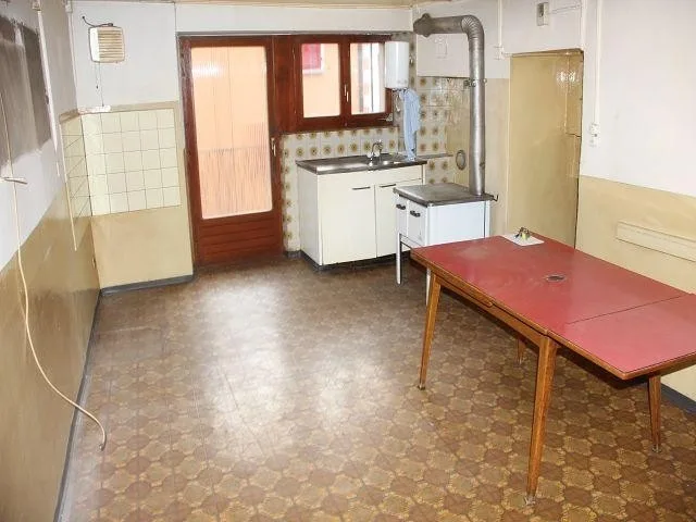 6 1/2-Zimmer-Hausteil mit Ladenlokal / casa di 6 1/2 locali con un ...